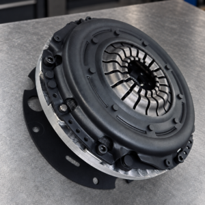 Embrague Stage 3 Audi A4 A5 2.0L 3.2L sobre mesa de taller gris